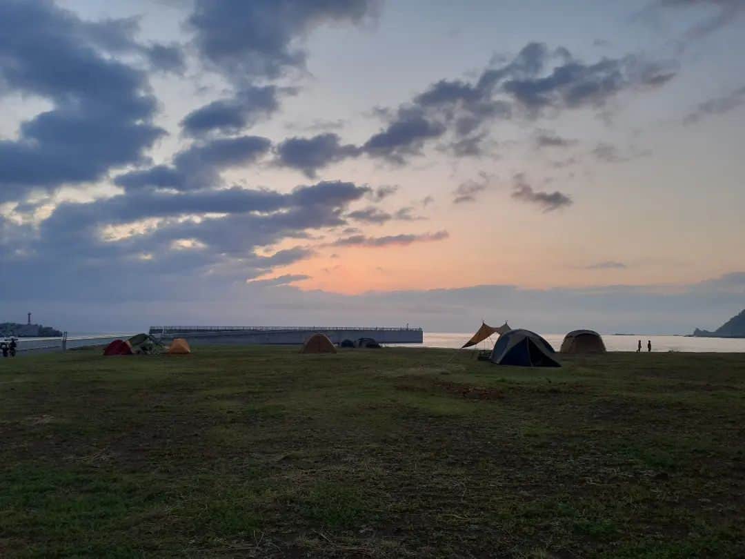 末野卓磨さんのインスタグラム写真 - (末野卓磨Instagram)「キャンプって素晴らしい癒し  焚き火を囲んで談笑して  鳥の鳴き声で起きて  朝日を見て  朝食を食べて  半日くらいがとても長く感じ  ゆったりと時が過ぎて行く  またキャンプやりたい  #キャンプ　#夜空　#星空　#キャンプ飯　#朝食」6月11日 6時53分 - takuma_sueno