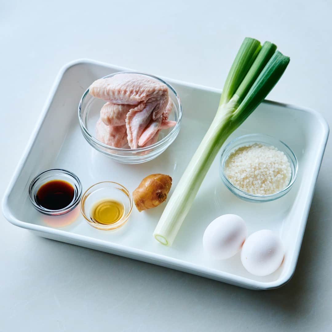 北欧、暮らしの道具店さんのインスタグラム写真 - (北欧、暮らしの道具店Instagram)「【たよれるお粥】ほったらかしで絶品。 とろ〜り卵黄と食べる「中華風鶏がゆ」 . - - - - - - - - - - - -  夜遅くなってしまったときや 少し調子が悪いときにも心強いお粥のレシピを、 スープ作家の有賀薫（ありが かおる）さんに 教わりました。  今回は、簡単だけれど本格的な味わいの 中華風鶏がゆをご紹介します。  - - - - - - - - - - - - - - - - - - - - - - - 有賀さんの思い出の味 鶏出汁がじんわり染みる、「中華風鶏がゆ」 - - - - - - - - - - - - - - - - - - - - - - - 【材料（2人分）】 米…1/2カップ 鶏手羽先…4~5本 卵黄…2個 水…1000ｍl 醤油…小さじ4 ごま油…小さじ2 長ネギ、しょうが…適量  ※鶏肉は他の部位でも大丈夫ですが、 　骨つきの方が出汁がでるのでおすすめです ※長ネギは青い部分と白い部分どちらも使用します  【作り方】 ❶鶏肉をボウルに入れ、熱湯を注いで 色が変わったら水を切って鍋に移す。  ❷ ネギの青い部分と米を加え、 水を注いで中火にかける。 沸騰したらアクをすくい、 弱火にして40~50分炊く。  ❸  炊きあがる頃、二つの丼にそれぞれ 卵黄1個分、醤油小さじ２、 ごま油小さじ１を入れ、 ネギの白い部分としょうがを 千切りにして加えておく。  ❹ 粥が炊きあがったら、ネギと鶏肉を取り出す。 鶏肉を骨からはずして丼に入れ、 粥を上からたっぷり注ぐ。 お好みで薬味や鶏肉をトッピングして完成。  - - - - - - - - - - - - - - - - - - - - - - - 有賀さん： 「中華粥の良いところは、 水分量が多いので焦げつく心配があまりなく、 ほったらかしにできるところなんです。 追加で醤油やごま油を垂らしたり、 ザーサイを添えても美味しく 召しあがっていただけますよ」  #food#foodstagram#レシピ#晩ごはん#夕飯#ランチ#昼ごはん#ごはん#中華粥#お粥#中華風鶏粥#料理#有賀薫 さん#暮らしを楽しむ#日々の暮らし#北欧#暮らし#北欧暮らしの道具店」6月11日 7時01分 - hokuoh_kurashi