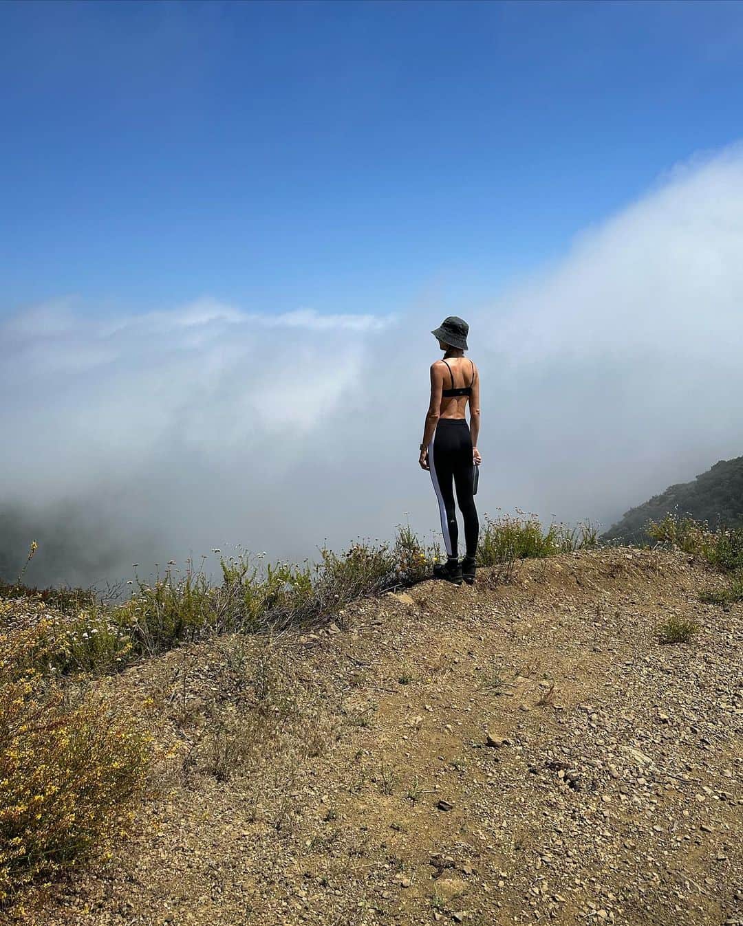 Ludi Delfinoさんのインスタグラム写真 - (Ludi DelfinoInstagram)「Had to hike a few miles to find the sun ☀️🌼💙😎」6月11日 7時20分 - ludidelfino