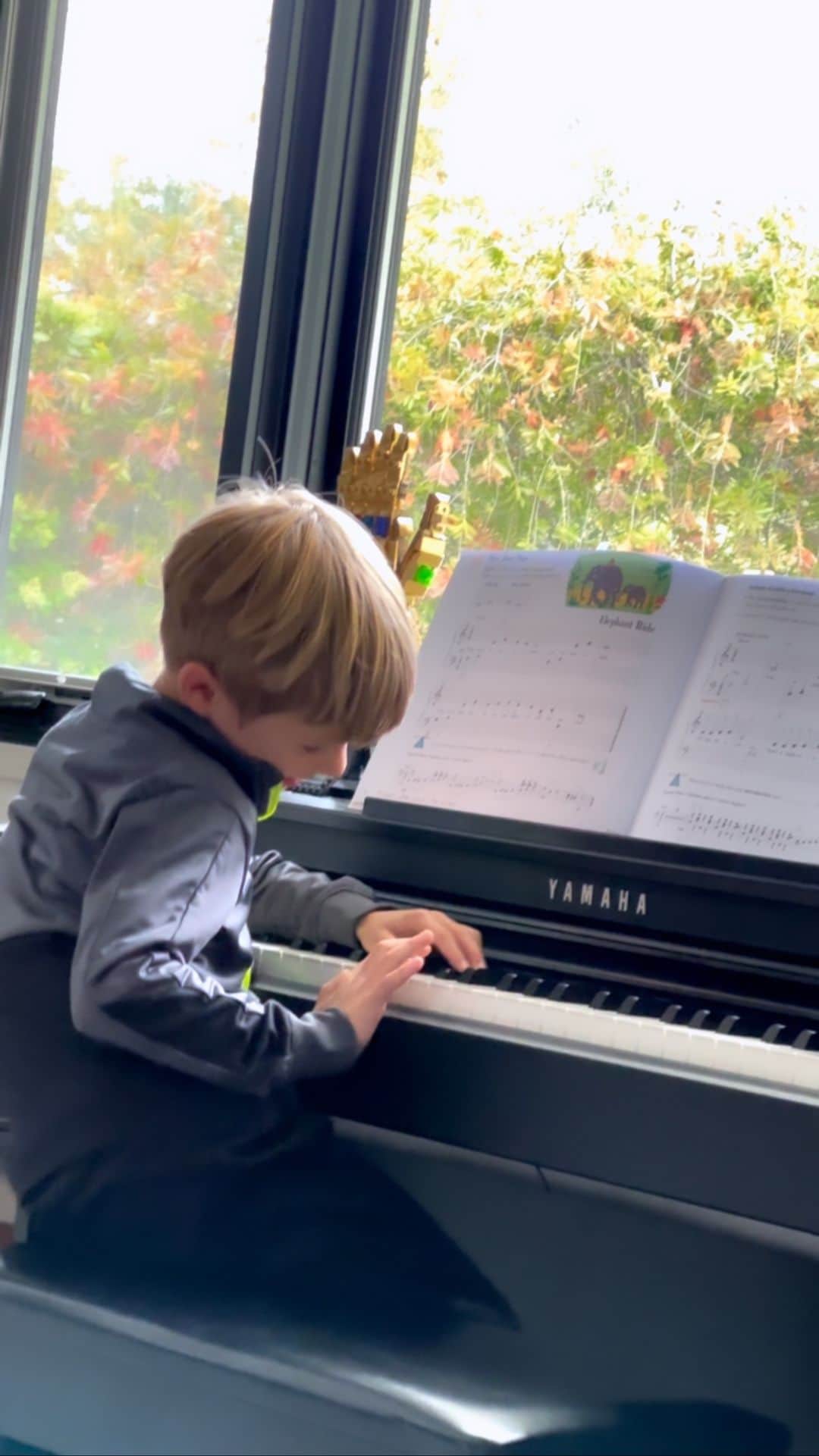 ロゼリン・サンチェスのインスタグラム：「Dylan Gabriel practicing for his piano recital tomorrow!! 💕💕  Y cómo es que me llama loca??!!! Saying “my mom is out of her mind “😂😂😂」