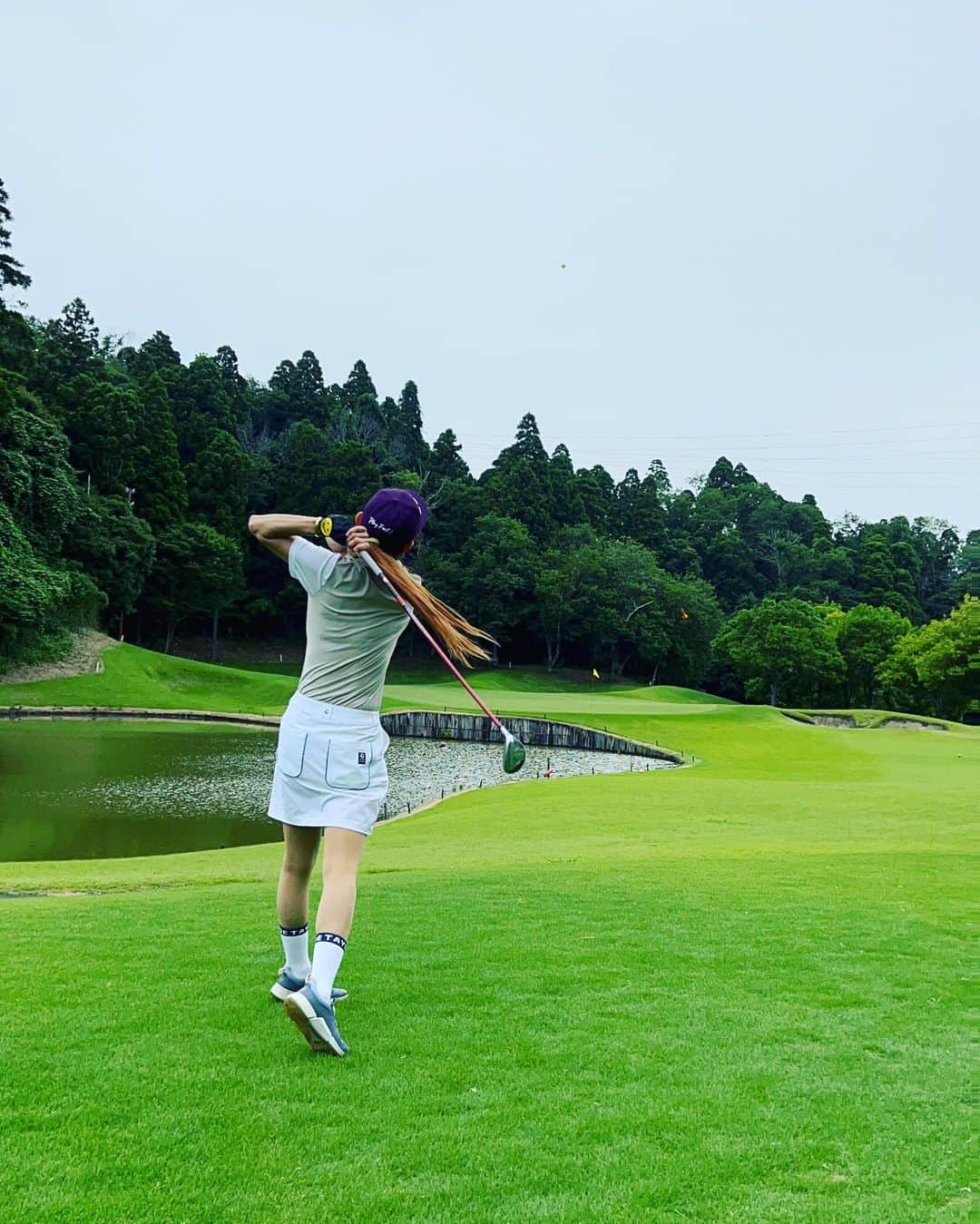 石黒彩のインスタグラム：「いつかのゴルフ⛳️ お気に入りのテーラーメイドコーデの日✨  可愛くて動きやすいの最高✨  @taylormade_golf_japan_apparel_  @ecco  @club_onoff  @taylormade_golf_japan   #ゴルフ #ゴルフ女子  #ゴルフすきな人と繋がりたい」
