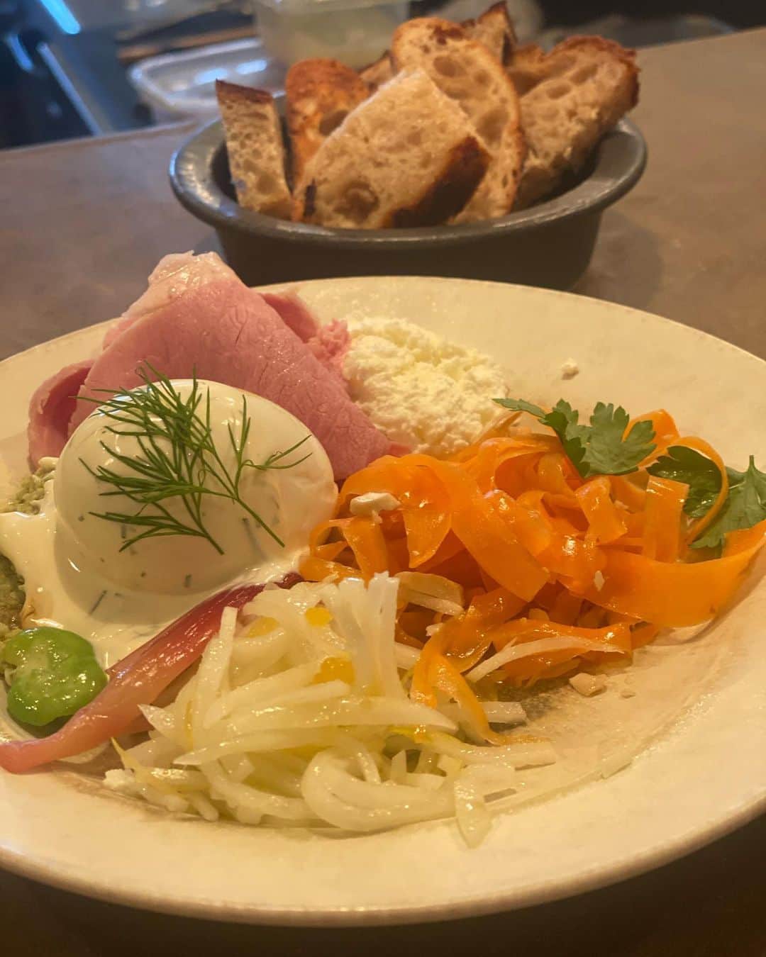 のインスタグラム：「三茶のマルサラさんで木金土だけモーニングやっているとのことで行ってきました😊  @tito.ten   野菜たっぷりにパンにと美味しかった✨  #朝活 #ママ友の会 #モーニング #三軒茶屋グルメ  #マルサラ飲食店」