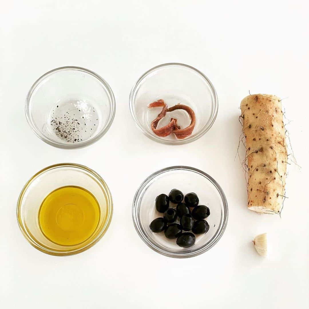 福田里香さんのインスタグラム写真 - (福田里香Instagram)「📢37回 連載レシピ更新 台所はいつもセレンディピティ ⚪️ 🧄🫒🐟 ⚪️ 🧄🫒🐟⚪️  🫒長芋のタプナード和え🫒 ⚪️🧄 🫒🐟⚪️🧄 🫒🐟 ⚪️ @equelle_otsuka レシピはこちら。  初夏においしい 長芋とオリーブの一皿。 作り方はとても簡単。 全部包丁で切るだけ。  オリーブの香味と ほのかなニンニク風味は 長芋の歯触りを最高に引き立てます。  おかずとしても優秀ですが お酒のおつまみにも打ってつけ。 アンチョビの発酵風味が 利いているんだと思います。  タプナードは長芋に限らず 根菜と和えるとおいしいんです。 生の大根にかぶ、それから 茹でたじゃがいもや里芋にもよく合う。 ぜひ試してみてください。  詳しい レシピは こちら ⬇︎　 @equelle_otsuka のポストや プロフからHPのバナー 《 column 暮らしを彩るワンポイント 》をクリック☝︎。  アーカイブも見やすくなりました。 Facebookでも読めますよ。」6月11日 7時25分 - riccafukuda