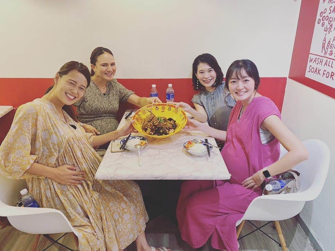 瀬間友里加のインスタグラム：「妊婦生活の思い出🤰💓 出産前最後の妊婦ランチ会、この時すでに39週目前🤣ずっと食べてみたかった麻辣🌶️お友達たちおすすめのLawayへ！！4人前ということもあり色んな具材を頼んでビッグサイズのどんぶりがでてきました🤣お野菜たっぷりで美味しかったなぁ！Less spicy にしてもらって辛くなくてちょうどいい❤️クセになる美味しさ✨🌶️ 4人中3人出産💓もう1人のお友達も後少し頑張れ〜☺️#シンガポール出産 #シンガポール生活 #シンガポールグルメ #シンガポール在住 #singaporefood #妊婦」