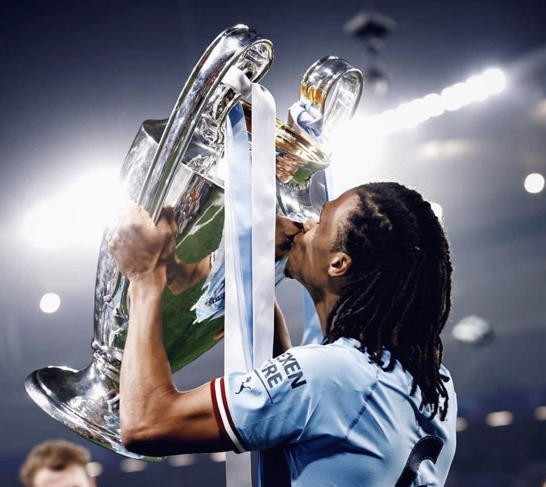 ナタン・アケさんのインスタグラム写真 - (ナタン・アケInstagram)「What a feeling! 😍 Champions of Europe. Treble winners 🏆🏆🏆 @mancity」6月11日 7時27分 - nathanake