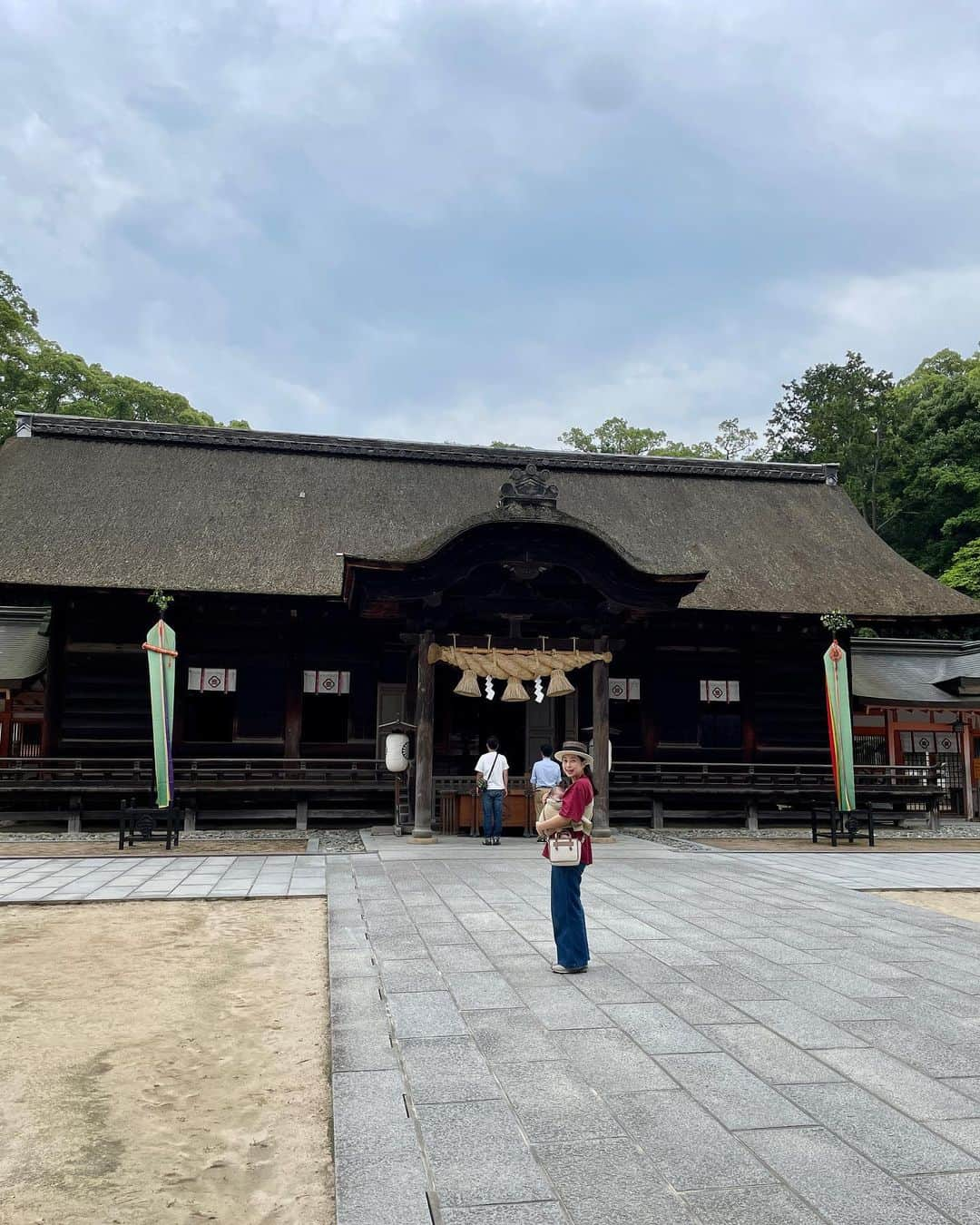 美甘子さんのインスタグラム写真 - (美甘子Instagram)「ゆうピーはるピーを連れて大山祇神社へ。妊娠祈願をしていたので二人を連れてお礼参りできて良かったです。  ちょうど、春の大祭をしていました☺️  毎年旧暦の４月22日と４月23日に行われる祭礼で、私が子どもの頃は「4月の祭り」と呼んで屋台や出店が出るのを楽しみにしていました。  コロナ禍だったので4年ぶりの開催だそう。植木の販売もしていて、母はこのスモークツリーが欲しいとのこと。  ベビーカステラのことを愛媛では（大三島だけ？）東京ケーキと言うのですが、田舎だから昔は東京への憧れから、ハイカラな食べ物は東京ケーキと呼んでいたのかな…🤣  #大山祇神社 #大三島 #パワースポット」6月11日 7時52分 - rekish_mikako