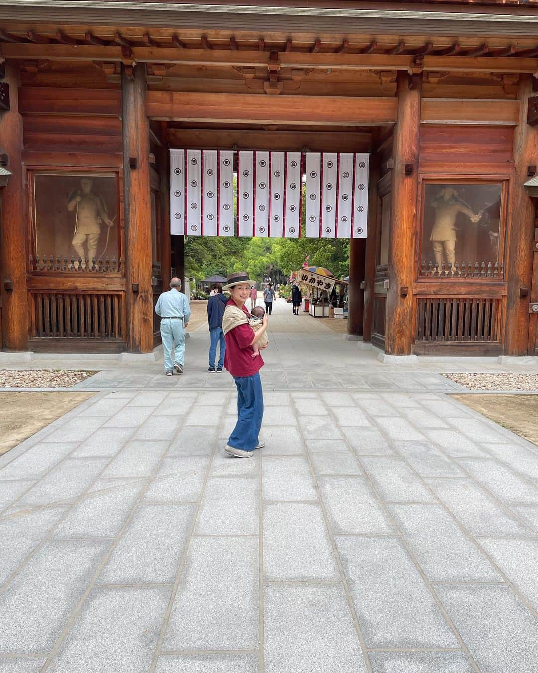 美甘子さんのインスタグラム写真 - (美甘子Instagram)「ゆうピーはるピーを連れて大山祇神社へ。妊娠祈願をしていたので二人を連れてお礼参りできて良かったです。  ちょうど、春の大祭をしていました☺️  毎年旧暦の４月22日と４月23日に行われる祭礼で、私が子どもの頃は「4月の祭り」と呼んで屋台や出店が出るのを楽しみにしていました。  コロナ禍だったので4年ぶりの開催だそう。植木の販売もしていて、母はこのスモークツリーが欲しいとのこと。  ベビーカステラのことを愛媛では（大三島だけ？）東京ケーキと言うのですが、田舎だから昔は東京への憧れから、ハイカラな食べ物は東京ケーキと呼んでいたのかな…🤣  #大山祇神社 #大三島 #パワースポット」6月11日 7時52分 - rekish_mikako