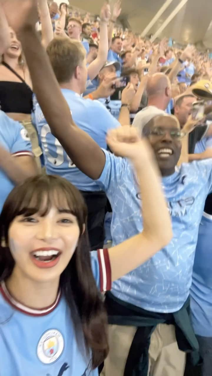 あやてん（島田彩加）のインスタグラム：「CL優勝したぞおおおおおお😭🏆🏆🏆3冠😭😭😭😭😭  #uclfinal  #mancity  #mcifanz  #mcfc  #manchestercityfc  #cityzens  #chanpionsleague  #manchestercity #ctid  #istanbul  #맨시티  #풋살  #サッカー観戦  #現地観戦  #マンチェスターシティ  #サッカー女子  #チャンピオンズリーグ」