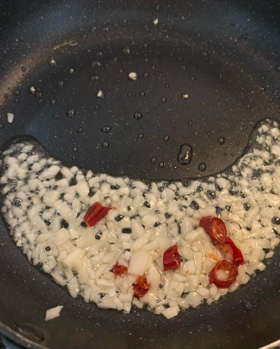 木曽大介のインスタグラム：「🧑‍🍳今日のお献立👨🏻‍🍳 🍚スーパー大麦入りのどか米塩昆布乗せ 🥩鶏もも肉のガリバタ醤油煮 🥬小松菜の塩ガーリック炒め 🥒胡瓜とキムチの冷奴」