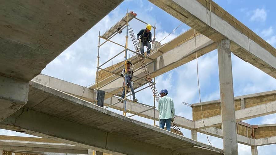 シャキーラのインスタグラム：「Continuamos la construcción en Villas de Aranjuez de nuestra escuela Pies Descalzos @fpiesdescalzos」