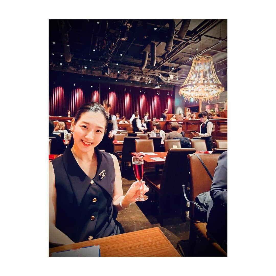 すみれ乃麗のインスタグラム：「昨日は素敵な夜を過ごしました♡  紫吹淳さんのコットンクラブのライブに一年ぶりに伺い、夢のような時間でした😍❣️あまりに胸が高鳴りすぎて、浮き足立ち過ぎて、紫吹さんオリジナルドリンクを頼み損ってしまいましたが😂✨💦  ロンドンがテーマで、私も知ってる有名ソングを沢山歌ってくださって、あのライザのナンバーも😭❣️去年初めて『THE BOY FROM OZ』を生観劇したので、その感動が甦って、前半からすでに感動の涙😭❤️❤️❤️ 順不同ですが、『王様と私』のナンバーも、在団中に観劇した当時のことを思い出して、懐かしくて胸がギュッとなりました🥺  そして、、 あの！！伝説のゴンドラの場面！薔薇の封印🌹🌹🌹素敵な演出と当時のままのお姿に、その頃の気持ちを鮮明に思い出しました。 ちょうど『薔薇の封印』東京公演中、私は宝塚受験直前でした。紫吹さんに、宝塚に憧れ、そこを目指す前向きな気持ちと、受からなかったらどうしよう…という大きな不安で、毎日心の中がグジャグジャで情緒不安定でした。 舞台を観ていても、どこかその気持ちを引きずって、何らかの形で気持ちを投影して観ていたのだと、今回気づきました。  そして、紫吹さんのような表現者に、タカラジェンヌになりたい、と憧れる強い気持ちが、その後の私の宝塚人生を支える大きな軸になっていたと、改めて、紫吹さんの存在の大きさに感謝した夜でした。  当時の自分語りが長くなってしまいましたが…💦  最後はLicaRikaコールで盛り上がりに盛り上がって🥺❣️久しぶりに声を出して会場一体になってL,Rを体感することができて、ファンの血がたぎりました😍❤️❤️❤️  中学生の頃ファンになって以来、宝塚時代だけでなく私の人生にはずっと紫吹さんがいて、ずっとずっと、その魅力と存在が心の支えとなっている事を再実感しました。 退団されてもう19年ですが、未だにコンスタントに舞台に立ち、ライブをしてくださり、そして男役さんのお姿にも戻ってくださることに、本当に感謝しかありません。涙  これからも一ファンとして、ご活躍を拝見しつづけたいと、高らかに宣言して、長くてクドイ投稿を終えたいと思います😂 最後まで読んでくださった方、ありがとうございます😍🙏  明日は私の古巣、宙組の千秋楽🪐 最高のお誕生日になりますように🍣✨✨✨  #紫吹淳 さん #世界で1番好きな人 ←まだ言ってる😂❣️ #コットンクラブ東京 #london   #すみれ乃麗 #観劇 #ただのファンです」