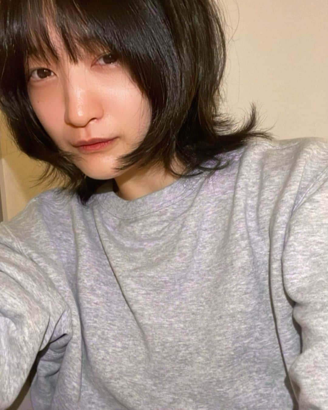 佐藤 渚のインスタグラム：「暗髪になりました◎  @shuta_muramatsu  ありがとう☺️@syn_k.ibuki もありがとう！  #ボブウルフ　#暗髪カラー　#パーマ女子」