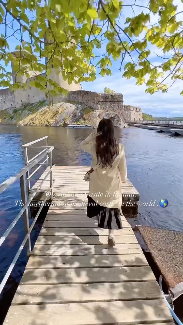 Chiakiのインスタグラム：「Visiting beautiful @olavinlinna ✨ オペラフェスティバルが行われるフィンランドのオラヴィンリンナ城。今年は『ロミオとジュリエット』なんだって📽 舞台の裏側のお部屋やお城の中も探索したので、YouTubeお楽しみに❤️  . . . @ourfinland @visitfinlandjapan」