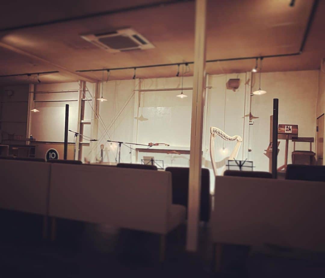 新居昭乃のインスタグラム：「tico moon 『弦月の夜に』@代田橋CHUBBY   心を動かされる素晴らしい時間。音楽のよろこびに満たされました。ほんとに素敵でした🌟🌱  みんなのうたで７月まで放送される曲『透明なぬくもり』中川理沙さんの歌にもつつまれました。  zerokichiさんとyuriさんのやさしい音楽も聞けて、影山さんの爆笑トークも炸裂してて、楽しかった♡」