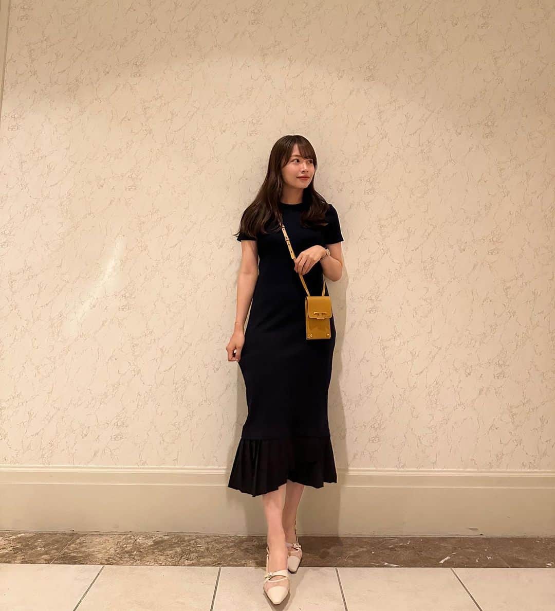 高木由梨奈のインスタグラム：「Twitterでバズってた @zara のワンピース💙 🏷️プリーツヘムワンピース  一枚でサラッと着られて形がとっても綺麗☺️✨ 裾がプリーツになってて可愛いの💕 靴は最近ゲットした @herlipto のもの👡 #骨格ストレート #骨スト #プチプラコーデ」