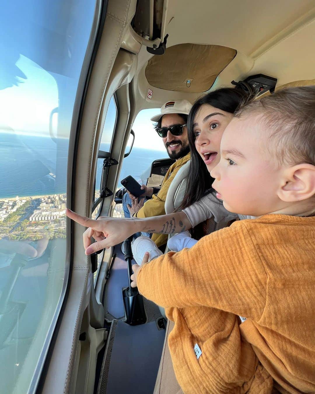 Thaila Ayalaのインスタグラム：「CHICO o menino apaixonado por helicópteros 🚁  Obrigada dinda pelo presente!」