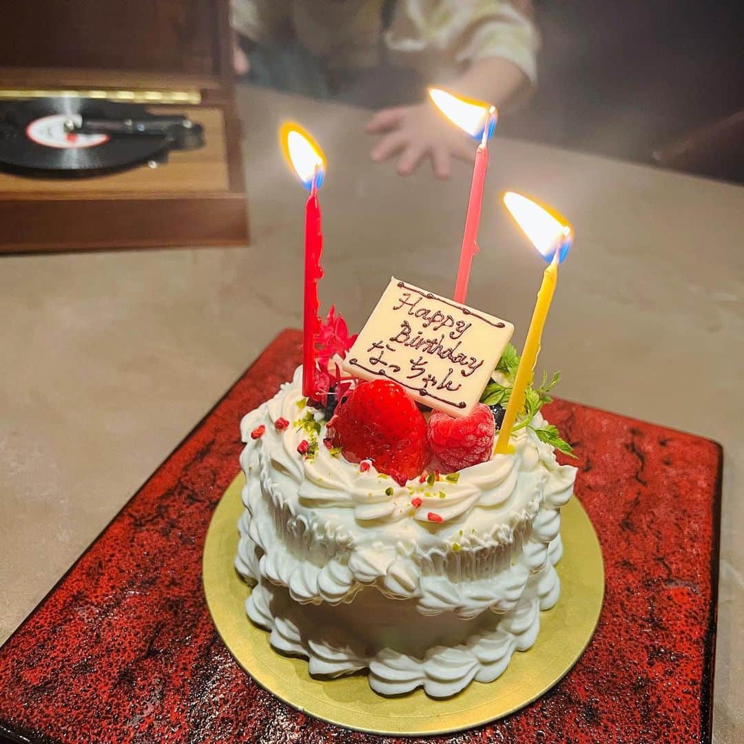 竹中夏海のインスタグラム：「誕生日ー！  「アラフォー」と自称できるようになってから人生が またグッと楽しくなってきた気がする〜  階段飛ばしてはやく40代に入りたい気もしますが、 ひとまずラスト30代も満喫しますので 引き続きよろしくお願いします🫶  #HBD #hbday」