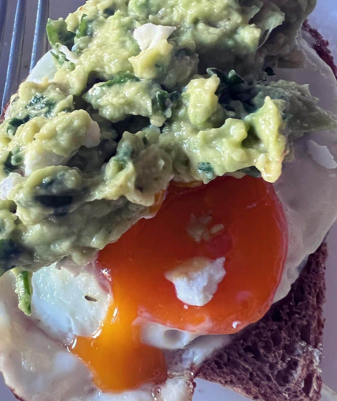 カロライナディークマンのインスタグラム：「porque hoje é dia de tribunal e eu precisava disso; um pão com ovo, abacate, queijo de cabra e AMOR feito pelo cara q eu quero ver todo dia há 20 anos.  nam, q emocionante  a gente… ❤️‍🔥  🥖 🍳🥑🐐」