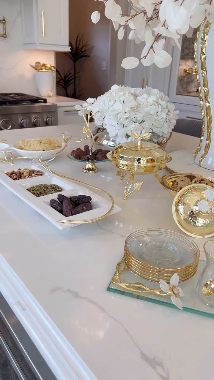 のインスタグラム：「Embrace the magic of weekends✨ Bring together your friends & family by hosting unforgettable dinner parties with IMHD🤍 Visit inspiremehomedecor.com for a variety of stunning kitchen collections and decor for every room. Tap the link in bio, click the video to view our styled products!」