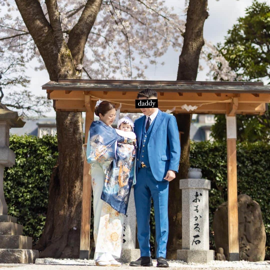 二瓶藍菜のインスタグラム：「お宮参り⛩️家族Photo🕊️  安産祈願をした神社へご報告を兼ねて✨ ご祈祷中は終始爆睡💤👶🏻  お天気にも恵まれて、 家族で撮影出来て良かった👨‍👩‍👧‍👦  変顔ばかりの娘…♡ それも良い思い出😂  初めての男の子育児🌈 おてんばお姉ちゃんに毎日揉まれ逞しくなりそう✨  健やかに育ちますように🕊️  #お宮参り#令和4年12月ベビー #虎年ベビー #男の子ベビー」