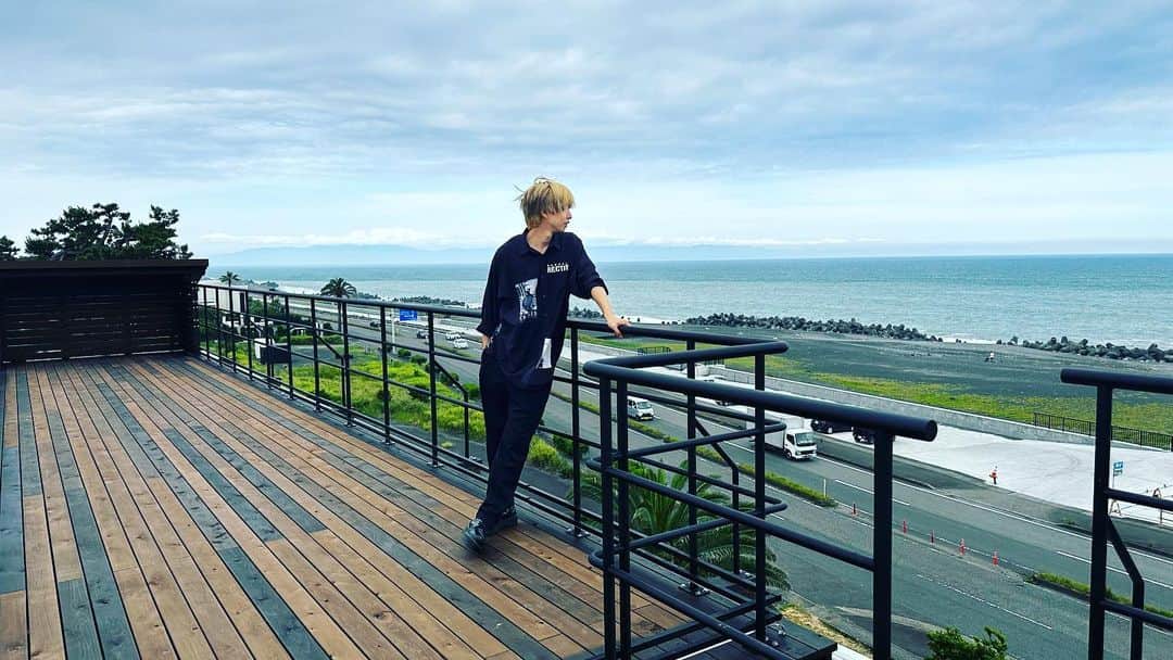 はじめしゃちょーのインスタグラム：「3億円の屋上にテラス作ったぜ！！ 夏はここでビアガーデンするぜ！！！！！🍺」