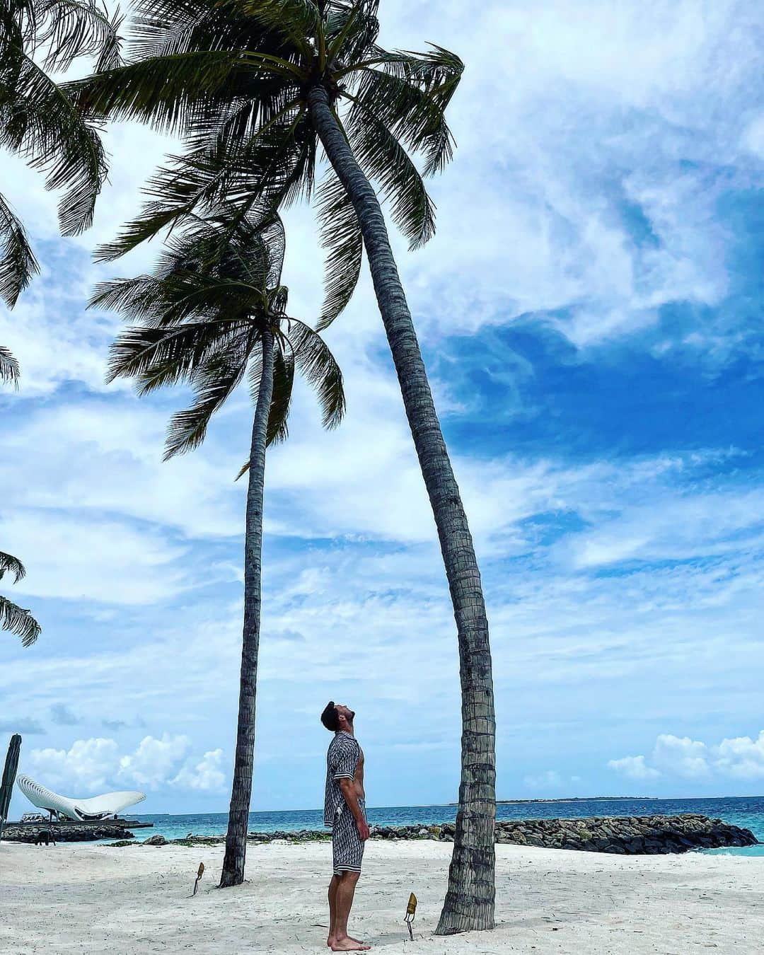 エルミン・ビチャクチッチさんのインスタグラム写真 - (エルミン・ビチャクチッチInstagram)「"𝘐 𝘢𝘮 𝘴𝘸𝘦𝘱𝘵 𝘶𝘱 𝘪𝘯 𝘢 𝘷𝘪𝘷𝘪𝘥, 𝘵𝘳𝘰𝘱𝘪𝘤𝘢𝘭 𝘥𝘳𝘦𝘢𝘮.  𝘈 𝘛𝘢𝘴𝘵𝘦 𝘰𝘧 𝘵𝘩𝘦 𝘫𝘰𝘺𝘧𝘶𝘭 𝘪𝘴𝘭𝘢𝘯𝘥 𝘭𝘪𝘧𝘦" 🥥 🌴  #paradise #maldives #potd」6月10日 23時26分 - bico3