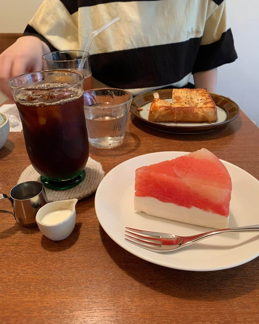 熊田和花のインスタグラム：「今日本番前にりさちと行ったカフェ  アイスコーヒーとグレープフルーツケーキの酸味が めちゃめちゃ求めてた味だった🍊  #jalkcoffee  #西永福カフェ #西永福カフェ巡り」