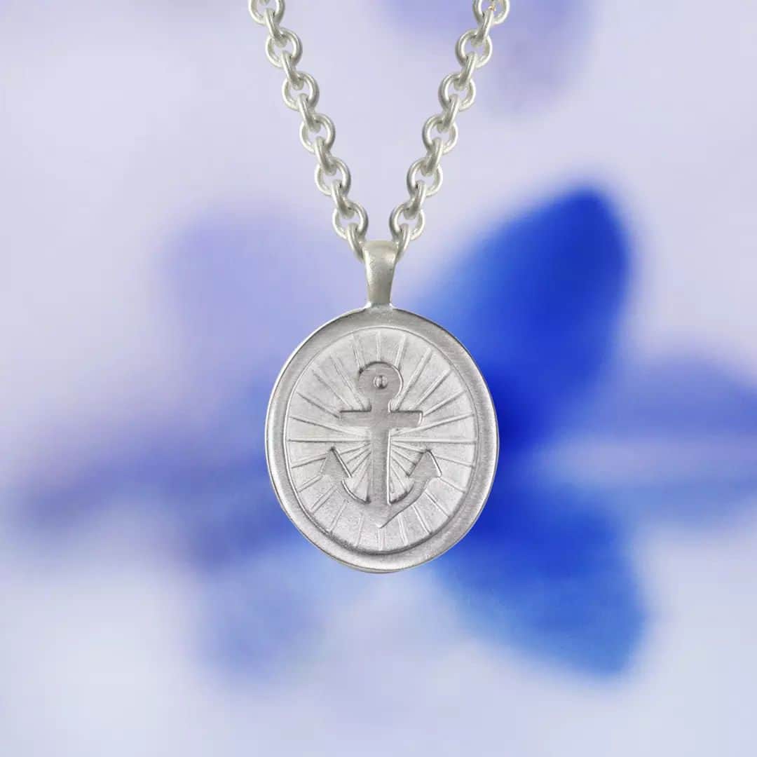 ミーアンドローのインスタグラム：「Get something special for your Dad! Check out our Father’s Day Gift Guide with styles like this silver Anchor pendant symbolizing hope.」