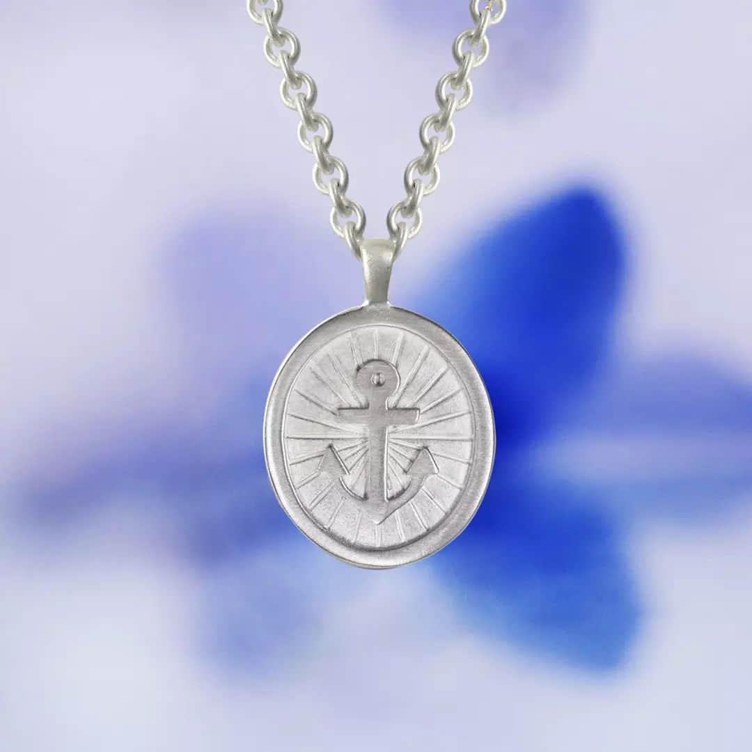 ミーアンドローさんのインスタグラム写真 - (ミーアンドローInstagram)「Get something special for your Dad! Check out our Father’s Day Gift Guide with styles like this silver Anchor pendant symbolizing hope.」6月10日 23時35分 - meandrojewelry