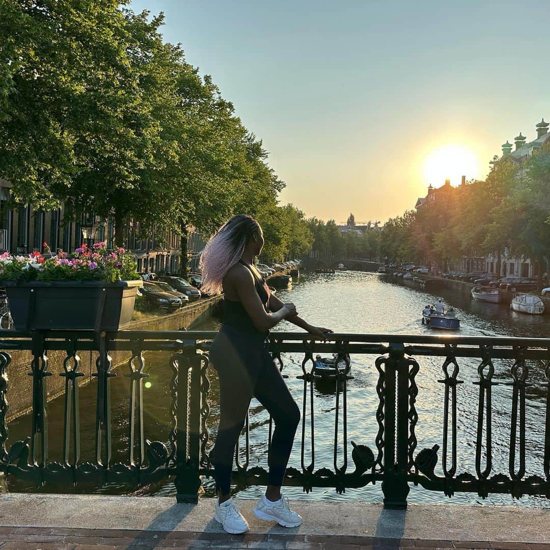 ビーナス・ウィリアムズのインスタグラム：「My favorite time of day, sunset and its a nice time to reflect. These days I’m doing a lot of observing. Observing how I feel what I am thinking and if I need to make any adjustments to my thinking. I then meditate on the new thoughts I’d like to shift my thinking to and transformation happens. Most of this process is in the form of journaling. Just sharing some of my process. Maybe this will help you to help your mind, your most powerful tool, to work for you and not against you.」