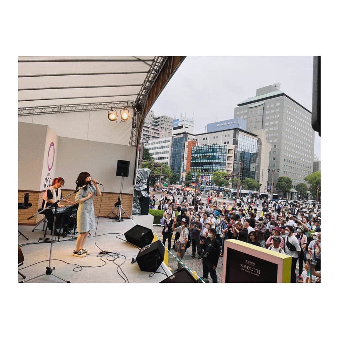 maa.さんのインスタグラム写真 - (maa.Instagram)「「広島フラワーフェスティバル2023」 RCCオリーブステージにて、キーボードを弾いてくださったあやかさんと一緒にお届しました🌻♡  . .  陽真として初めて大好きな地元、広島のフラワーフェスティバルで音楽をお届することが出来てめちゃくちゃ幸せです！！🌻  . . 　　  初めましてのあなた、お久しぶりのあなた、そして今日足を止めて聴いて下さったあなた😊 1人1人の心に響く歌を届けられとったら嬉しいです。  . .  また絶対あなたに会いに来るよーーー！！！！！  . .  本当にありがとうございました💫  . .  明日11日(日)は！！ 竹原にある「ORGANIC TABLE BOTANICA」というおしゃれなカフェにて、同じ広島出身のタケモトリオさんとの2マンライブです😳🌼🌼  そしてなんとなんとなんと、、 ‹‹‹ チケットSold out ››› わーーーい💫💫 本当にありがとうございます😭！！  . .  絶対絶対最高のライブにしますので楽しみにしていてくださいっっ  . .  #フラワーフェスティバル #rcc #広島 #陽真 #hima」6月10日 23時45分 - hima_music0113