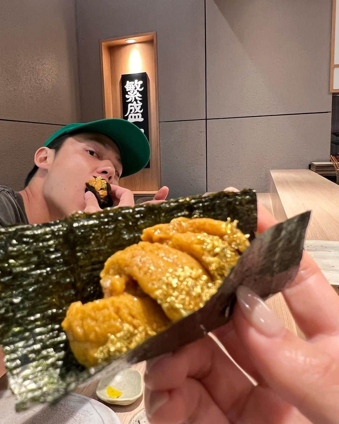 キンバリー・アン・ウォーテマス・ティアムシリのインスタグラム：「ปกติอร่อยมากกอยู่แล้ว วันนี้มากินฟินและอร่อยกว่าเดิมกับคอร์สใหม่ อร่อยทุกคำจริงๆค่ะ อิ่มพุงแตกเยยค่ะ 🥰🍣 @shibui_omakase」