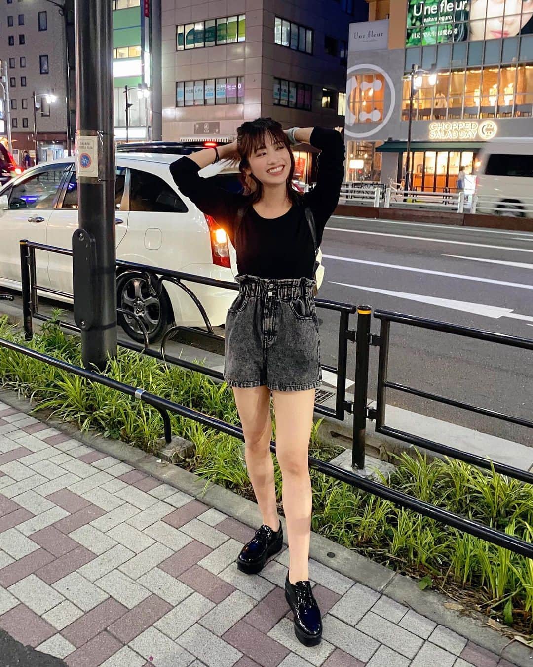 二宮芽生のインスタグラム：「梅雨ですねー。みんな元気？  私は湿気のある季節はとっても苦手…。  乾燥も敵だけど、カビるよりはいいよね😶‍🌫️  この写真は、この前、撮影の後に着替える服を忘れてしまって、近くのスーパーでマネさんが買ってきてくれた服😆 有難い。  この時期は着替え、大事だね。」