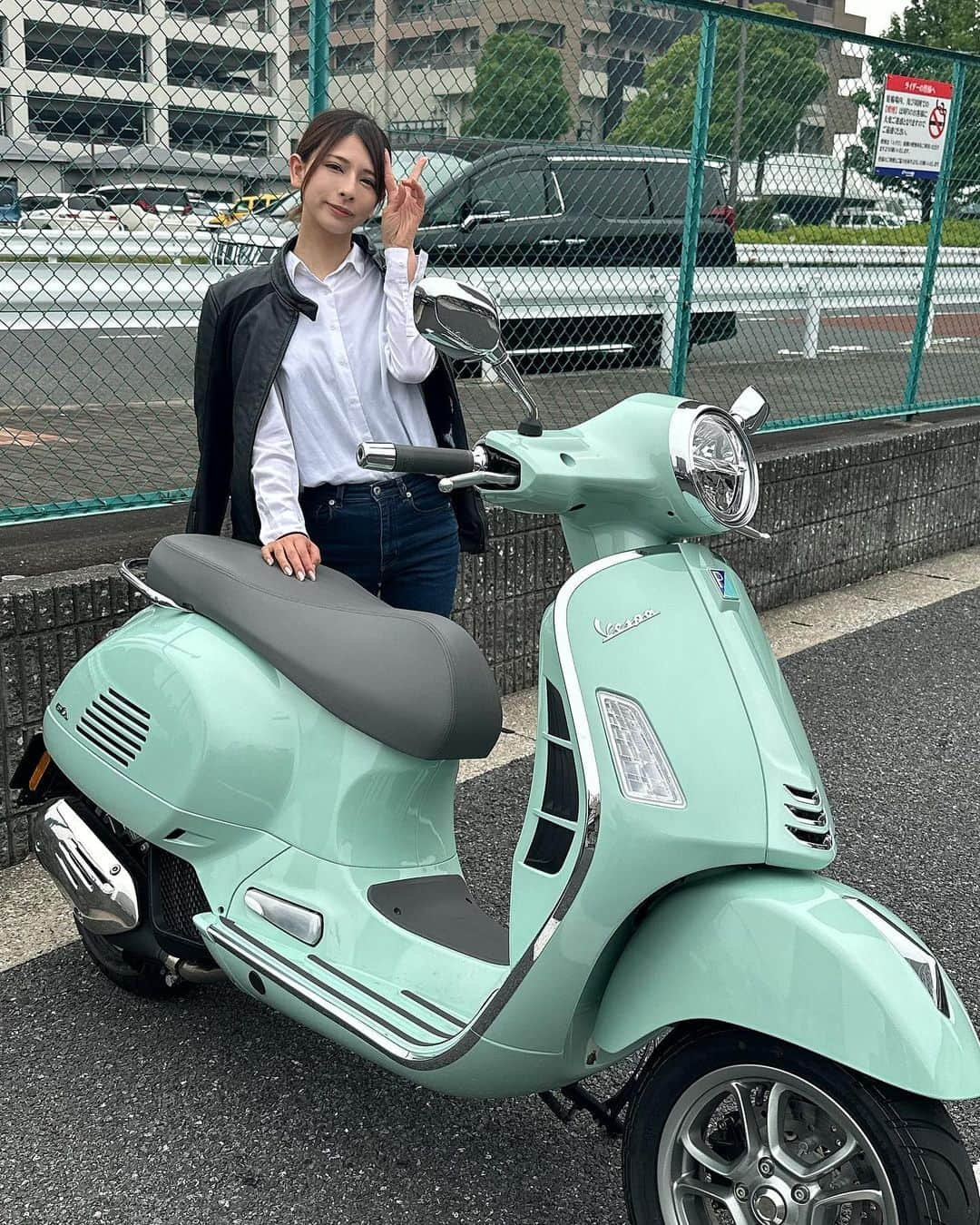 葉月美優さんのインスタグラム写真 - (葉月美優Instagram)「❥Vespa GTS150で木更津市を回りました🏍💕  YouTube撮影もしたので、また更新を楽しみにしててくださいっ(*´ω｀*)  とっても素敵なバイク！ 2輪免許ない人からもVespaが好きとよく聞きます💕  またGTS以外も乗りたいなっ  #vespa #gts150 #バイク女子 #スクーター #スクーターツーリング #ツーリングスポット #木更津グルメ #木更津アウトレット #木更津ランチ #木更津観光 #touring #ツーリング女子 #バイク好きな人と繋がりたい #バイク旅 #バイクファッション #bikegirl #racequeen #レースクイーン #バイクのある風景 #vespagram #バイク女子フォト」6月10日 23時50分 - miu_haduki