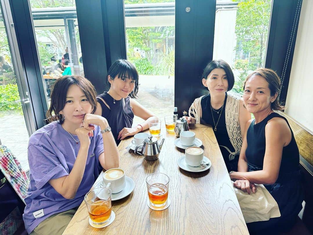 風間ゆみえのインスタグラム：「れいちゃん、おかえり。  ハワイから帰国した @reikohase とランチ。  おしゃべりのお題の一つにあがった"幸せの定義" は難儀でもあり、みんなで頷くこともあり。  私たちがコントロールするのは他の誰でもなく自分の脳だと考える。それも一理。  大人になっても変わらないこと  変わらなくて良いこと  気をつけたいこと  あり得るかもしれない、あり得ない話  もう立派な大人だけどね。  みんな健康が一番大事。  これに尽きます。☺️✨」