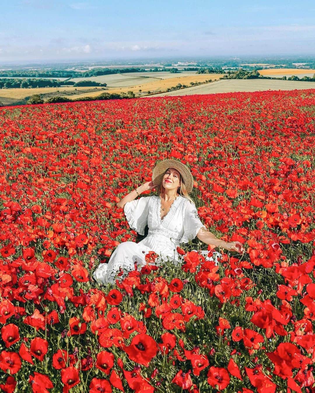 Izkizさんのインスタグラム写真 - (IzkizInstagram)「…and they call it poppy love 🎶❣️   It’s that time of year again! ❤️ Poppy fields can be hard to find as they rarely pop up twice in the same place! If anyone’s in Sussex there’s a poppy field at Stanmer park #Brighton」6月11日 0時03分 - izkiz