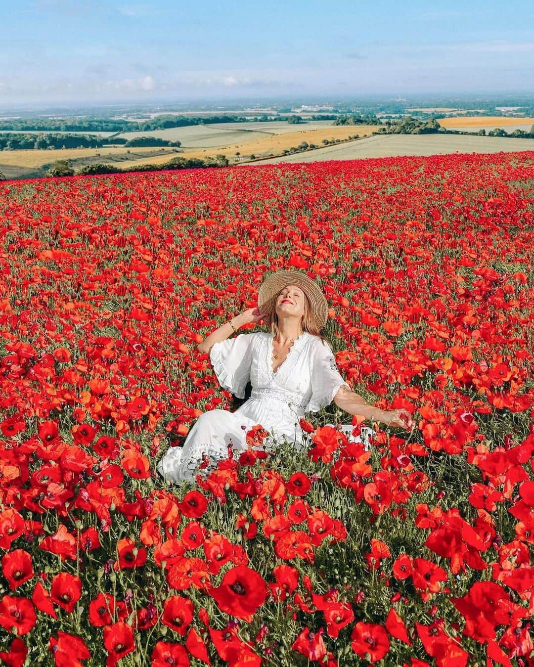 Izkizのインスタグラム：「…and they call it poppy love 🎶❣️   It’s that time of year again! ❤️ Poppy fields can be hard to find as they rarely pop up twice in the same place! If anyone’s in Sussex there’s a poppy field at Stanmer park #Brighton」