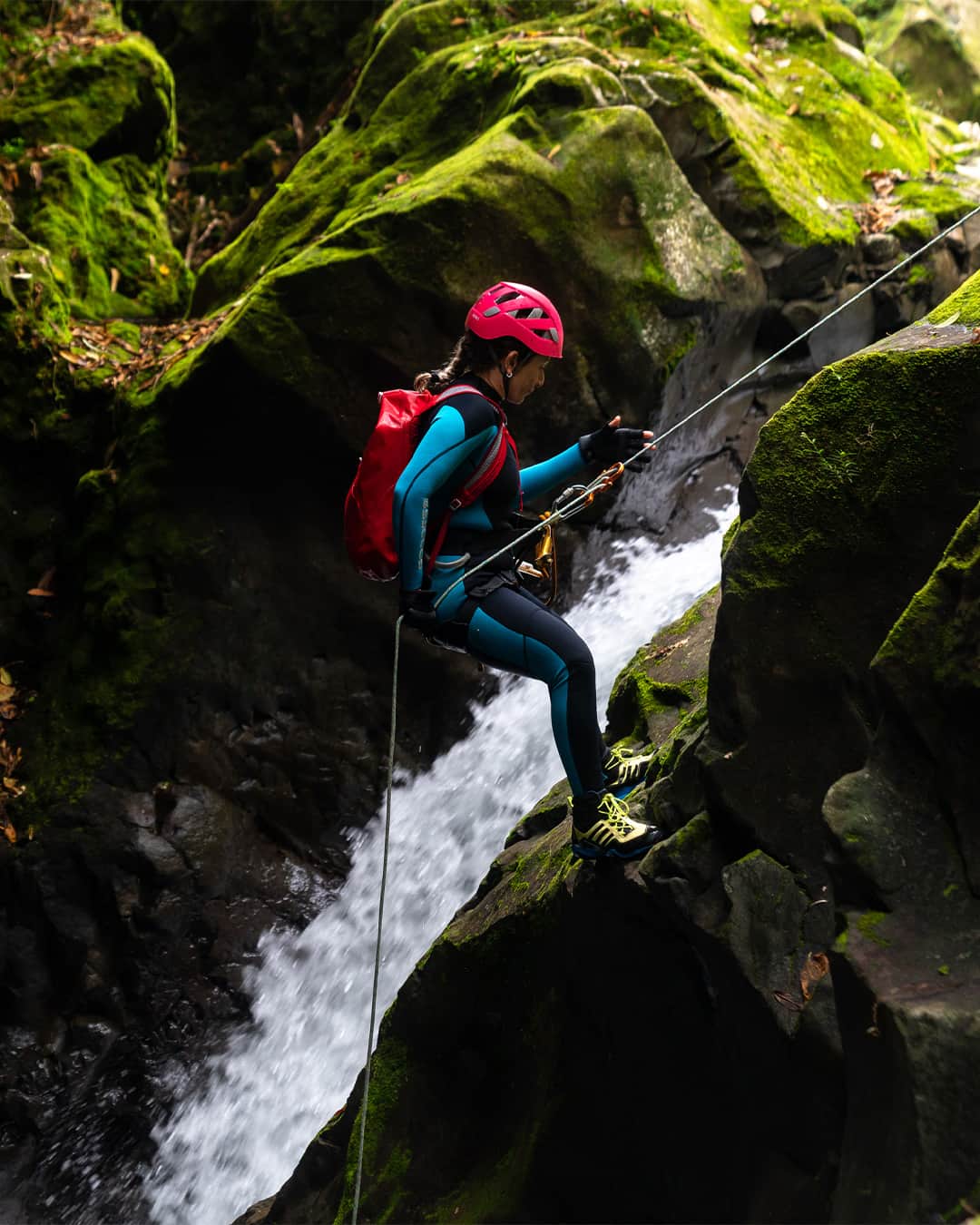 オスプレーのインスタグラム：「Osprey's Waterproof Collection - Find the Ideal IPX.   Keep water on the outs with purpose-built packs and duffels designed to keep critical gear dry in the wettest environments.   #OspreyPacks」