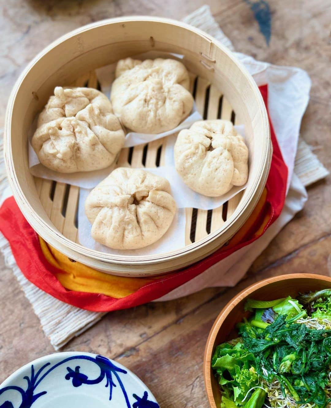 近藤麻理恵のインスタグラム：「How do you encourage your children to be creative? This photo was taken the first time I made bao with my daughters. Making this recipe together sparked joy for the whole family!」