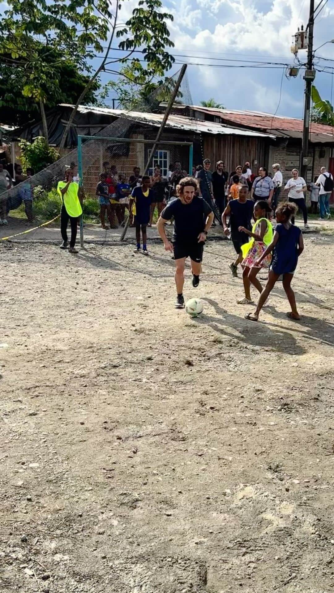 カルレス・プジョルのインスタグラム：「Buenaventura (Colombia). Seguimos avanzando con el bonito proyecto de @scotiabankfc, llegando a lugares donde el fútbol más que nunca cambia la vida de niños y niñas en situaciones de vulnerabilidad. Feliz de poder usar mi altavoz para ayudar a los más necesitados, y qué mejor que a través del deporte.  @scotiabankcolpatria @fundaciofcb  @savethechildrencol」