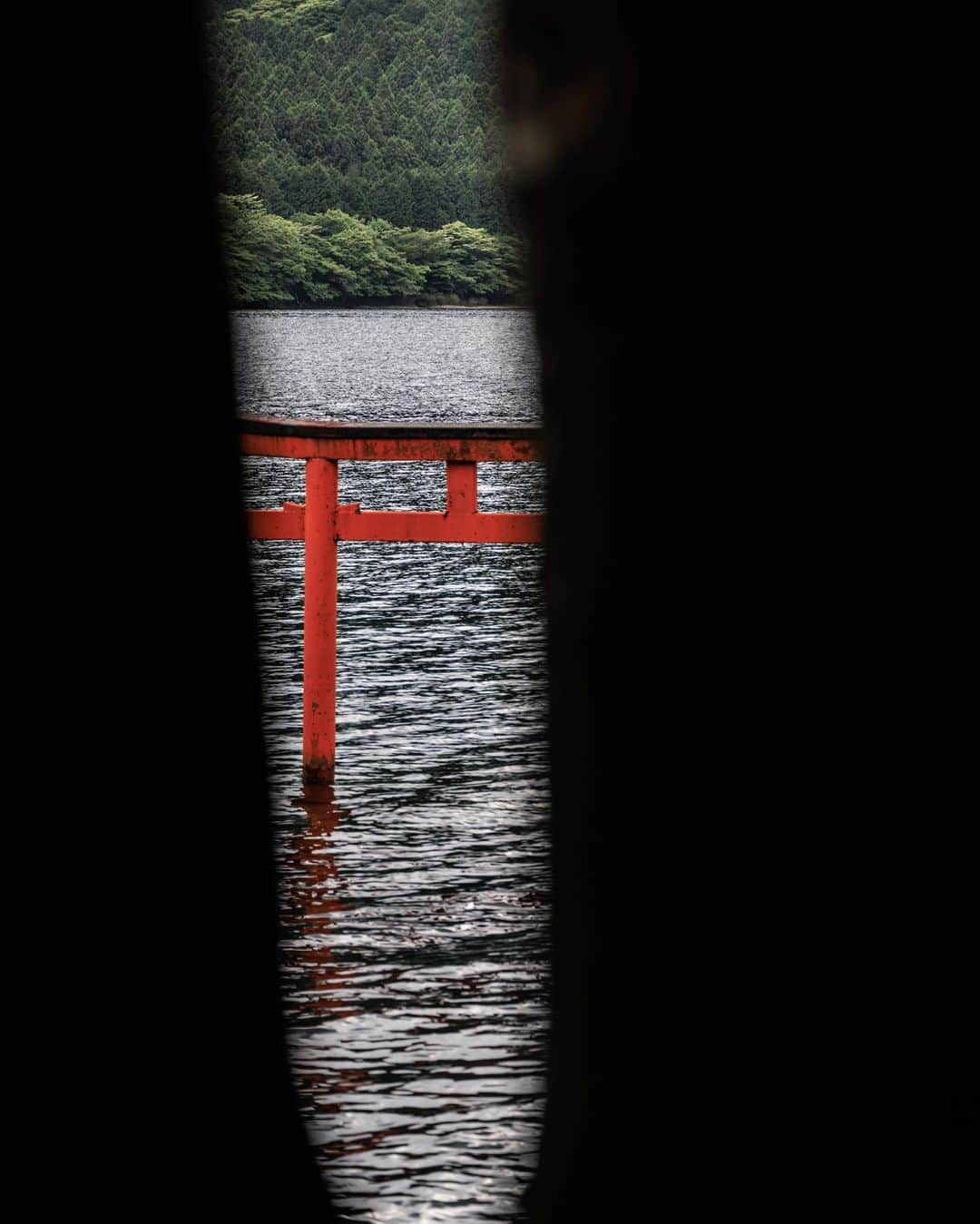 SHOCK EYEさんのインスタグラム写真 - (SHOCK EYEInstagram)「箱根に行ったら是非立ち寄って欲しい場所、、九頭龍神社⛩️  箱根神社からは少し離れたところにあり、大自然に囲まれたこの場所は、パワースポットとしてとても有名だよ。  穏やかに揺れる湖面に立つ鳥居✨ 見渡す限り緑の山々、建造物は鳥居くらいしか見えなくて、その景観はほんと神秘的なんだ。  金運、開運、商売繁盛、縁結びにご利益があるようで、芸能関係者にも崇敬する人が沢山いる神社。 小さい神社なのになんだか強いパワーを感じるのは、龍神様が祀られているからなんだろうね。  しっかり手を合わせてきたよ🙏  ていうか、自撮りしたら偶然、鳥居が手の上に乗ってるみたいになっちゃったねw  素晴らしい場所なので、 是非、箱根神社と合わせてお参りしてもらえたらいいと思います。  #箱根 #九頭龍神社 #箱根神社 #hakone #shrine」6月11日 0時10分 - shockeye_official
