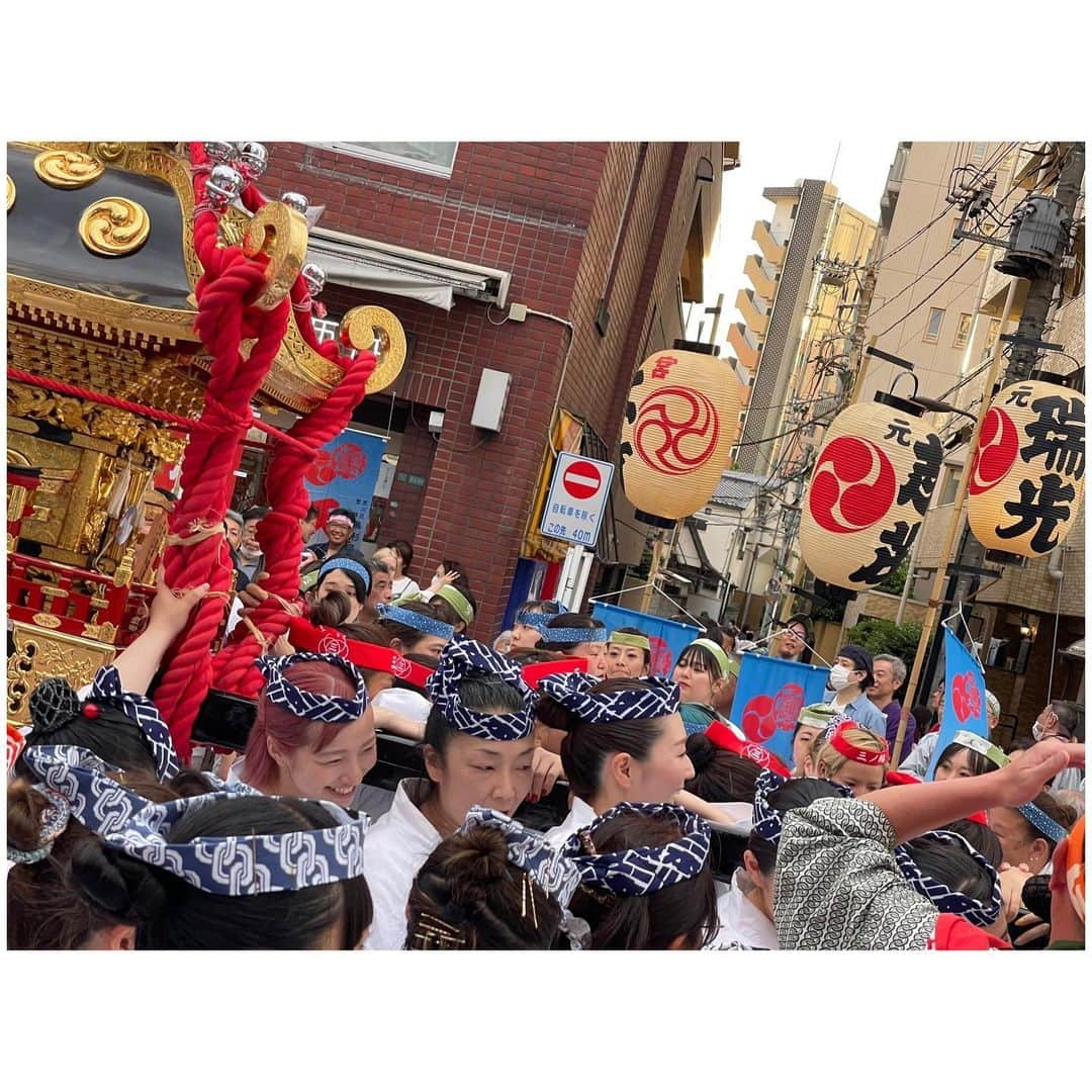 有明ゆなさんのインスタグラム写真 - (有明ゆなInstagram)「女神輿👩楽しかった🌷 争いがすごかったけどね🤣 . また４年後か！！！ お母さんは４年後は…🤣 担いでたらすげーな🙌 . 葉っぱに丸いのついてるな！ 思ったら お餅だった🫶」6月11日 0時17分 - ariake_yuna