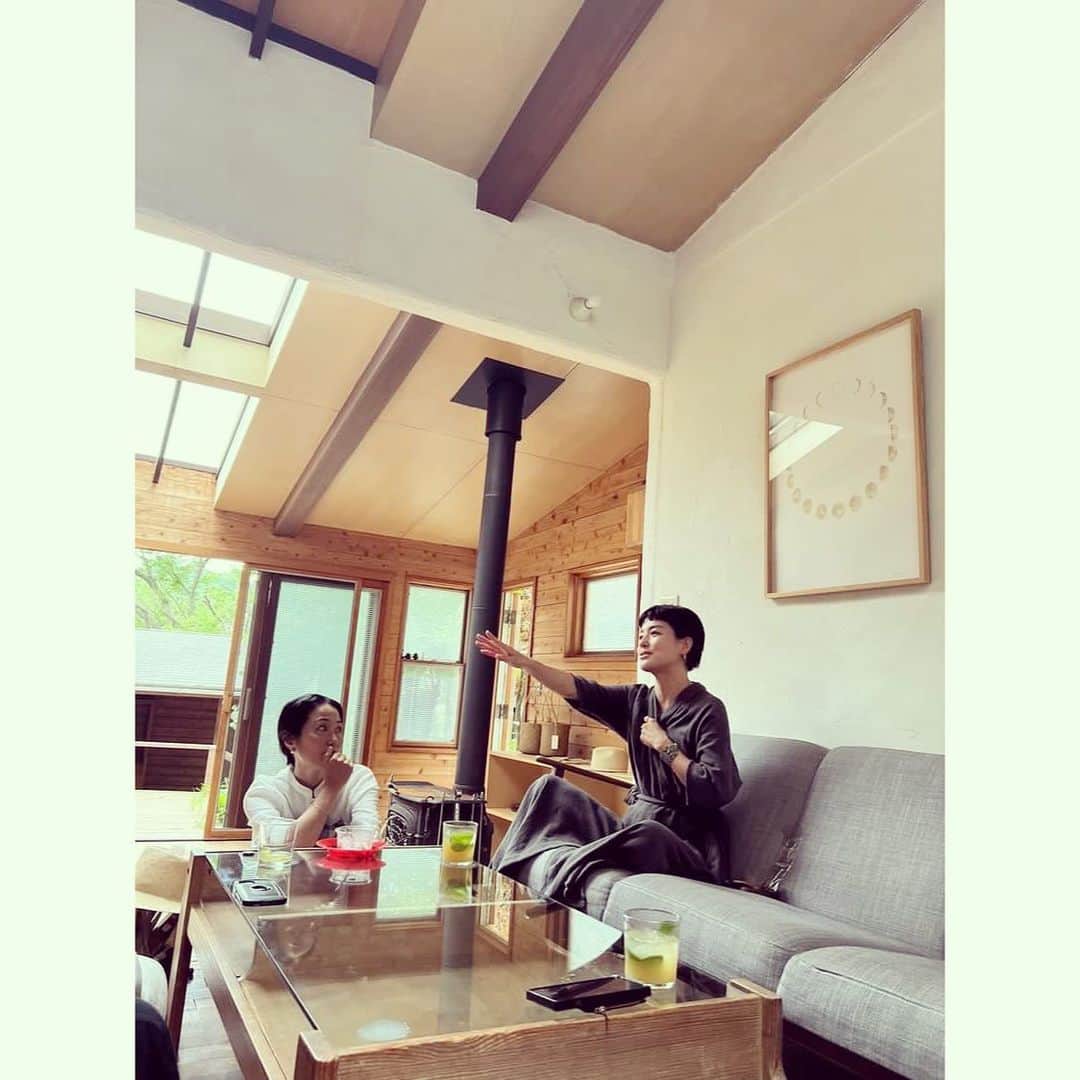 桃生亜希子のインスタグラム：「今日は、有本くるみちゃん　@45epices の美味しいlunchが食べれるというので @archi_gibbous へ遊びに行ってきたよ。✨ 　 　久しぶりのさえちゃん　@this_is_sae をはじめ、個性豊かなメンバーが集まっていて、物凄く深い話で盛り上がる楽しい時間だったよ。🌈✨👽  　葉山という場所は、やはりとても特別なエネルギーのある場所で、そこに来る人達もすごくパワフル。 　 　みんなから沢山のパワーをもらって、心が整った日。🙏✨  　ありがとう！ 　 　くるみちゃんのご飯も全部、最高に美味しかったなぁ。 　ごちそうさまでした。 　 　幸せ。✨🦜✨  #1枚目の写真の私が何してたのかは謎」