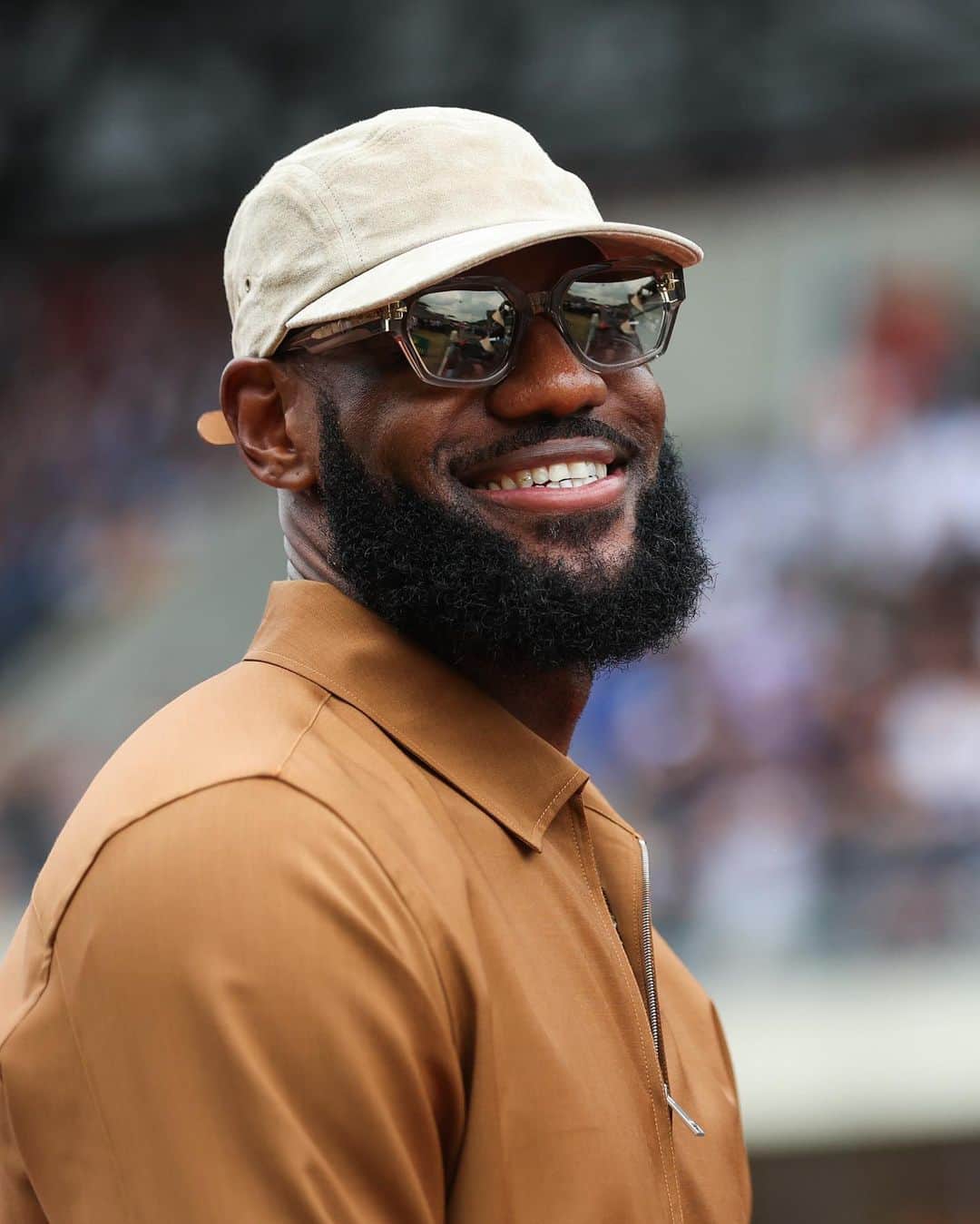 Los Angeles Lakersさんのインスタグラム写真 - (Los Angeles LakersInstagram)「A great champion gets the great honour of waving the start of a legendary race 🇫🇷 @kingjames 🫡  #LeMans24 #LeMansCentenary 📸 Antonin Vincent (ACO)」6月11日 0時31分 - lakers