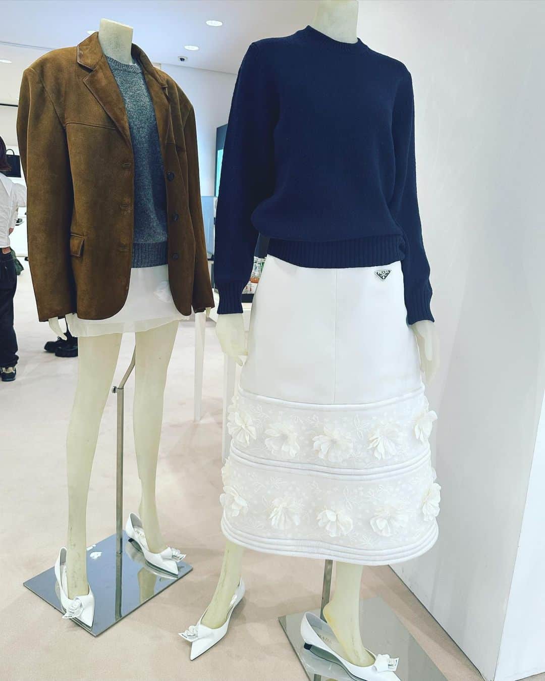 風間ゆみえのインスタグラム：「展示会備忘録  @prada   今シーズンのPRADAはかなり好み♡着たいものばかり‼︎   グレー、ブラウン、ブラックなどのベーシックなニットに潔い白いスカートがいい。」