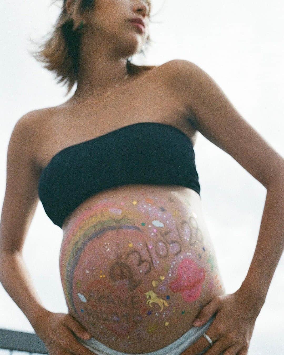 古賀あかねのインスタグラム：「🦄🪐  ①②キラキラ妊婦の完成系 ③パーティ終わりみたいなエモい図 ④数分のラッキー日光タイム ⑤しょーみちゃんのセンスが光る1枚 ⑥⑦お腹をキラキラで産め尽くす図 ⑧⑨キラキラ撤去  #32w5d」