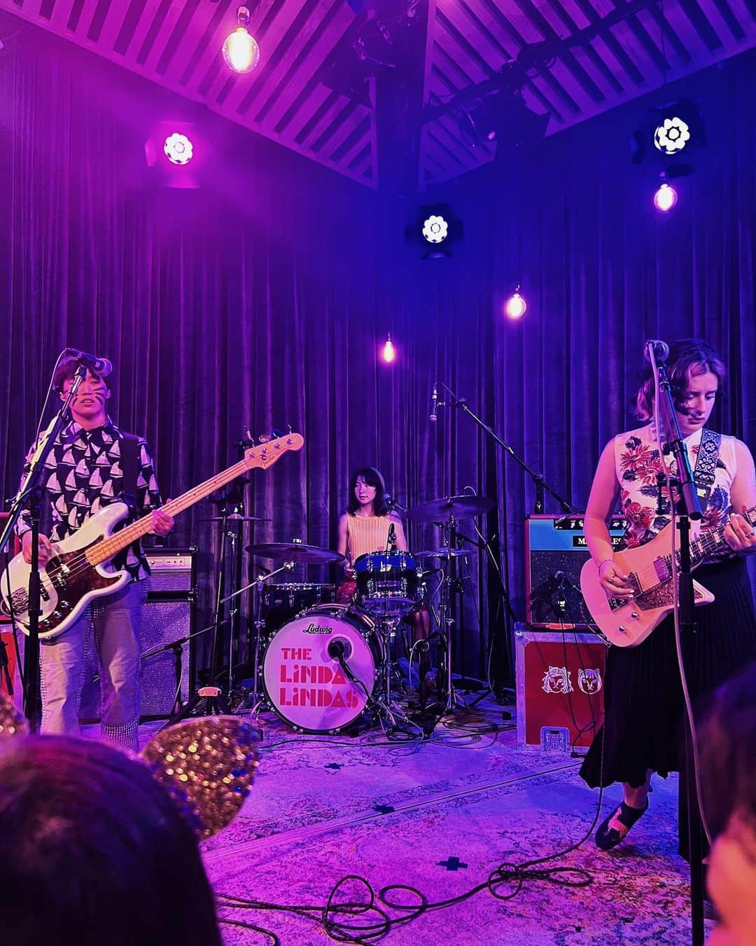 Zooey Miyoshiさんのインスタグラム写真 - (Zooey MiyoshiInstagram)「Finally got to watch @the_linda_lindas up close and have photos and videos to prove it 🎸 It was the most epic night @kcrw 🤘🏻Here’s to manifesting that @wearetherookie5 can open for them one day 🤩 . . . #thelindalindas #kcrw」6月11日 0時50分 - zooeyinthecity
