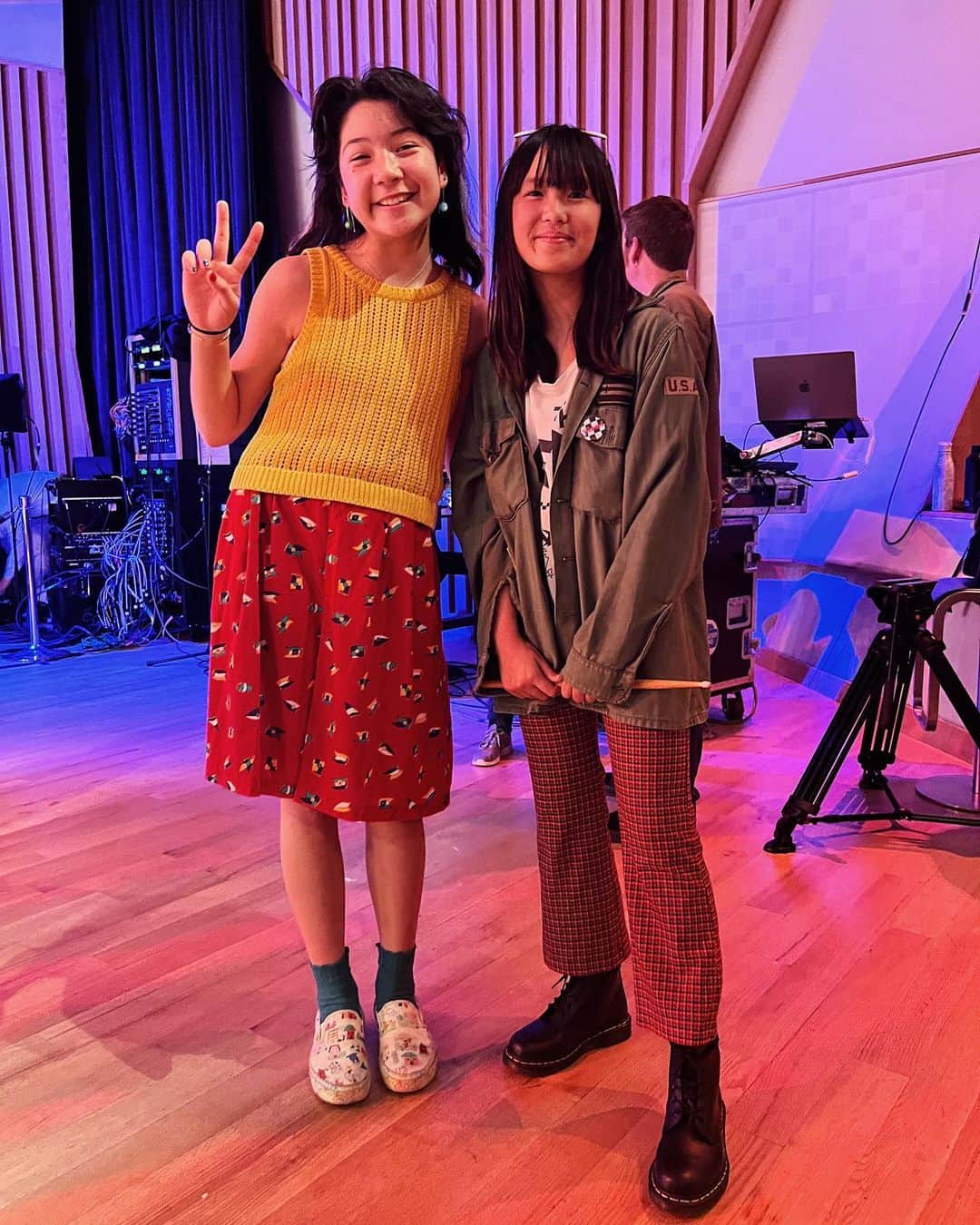 Zooey Miyoshiさんのインスタグラム写真 - (Zooey MiyoshiInstagram)「Finally got to watch @the_linda_lindas up close and have photos and videos to prove it 🎸 It was the most epic night @kcrw 🤘🏻Here’s to manifesting that @wearetherookie5 can open for them one day 🤩 . . . #thelindalindas #kcrw」6月11日 0時50分 - zooeyinthecity