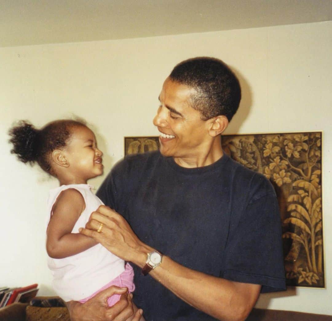 Barack Obamaさんのインスタグラム写真 - (Barack ObamaInstagram)「Where does the time go? Happy birthday, Sasha! It’s been the greatest gift to watch you become such a confident, intelligent, and beautiful young woman. Can’t wait to see what this year ahead brings you.」6月11日 1時05分 - barackobama