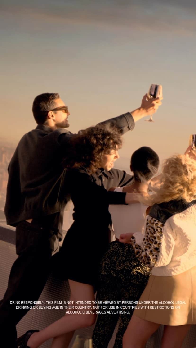 のインスタグラム：「The party in the sky is an invitation to raise a toast, to share stories, to plan journeys. Join the movement.  #ToastWithMoet #MoetChandon  This material is not intended to be viewed by persons under the legal alcohol drinking age or in countries with restrictions on advertising on alcoholic beverages.  ENJOY MOËT RESPONSIBLY.」